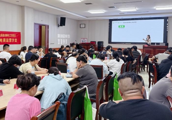 鳳陽縣農(nóng)產(chǎn)品電商助農(nóng)孵化工坊直播電商培訓(xùn)班圓滿結(jié)業(yè)